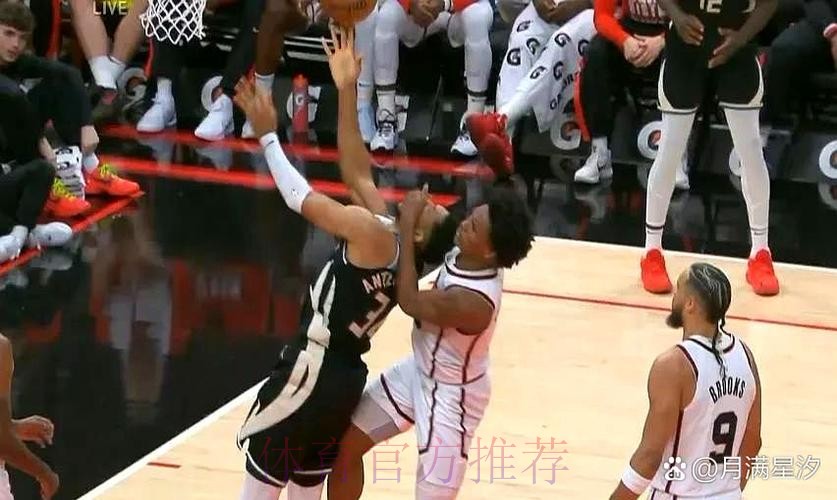 无视防守!阿门冲击篮下折叠暴扣得手 无视防守!阿门冲击篮下折叠暴扣得手